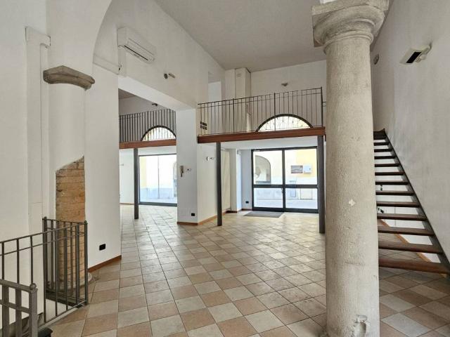 Locale Commerciale in affitto a Treviglio, Lombardia