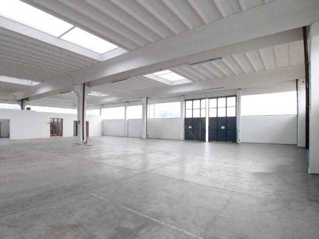 Locale Commerciale in affitto a Treviglio, Lombardia