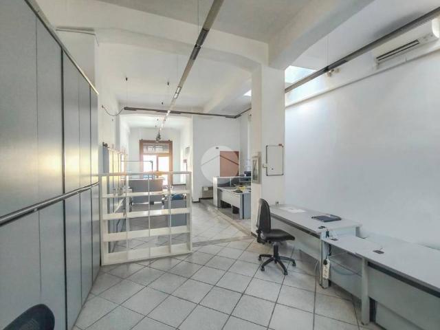 Locale Commerciale in affitto a Treviglio, Lombardia
