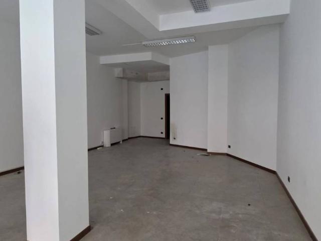 Locale Commerciale in affitto a Treviglio, Lombardia