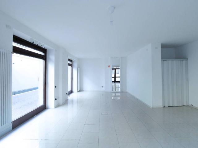 Locale Commerciale in affitto a Treviglio, Lombardia