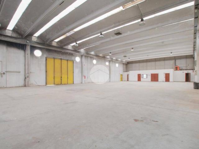 Locale Commerciale in affitto a Treviglio, Lombardia