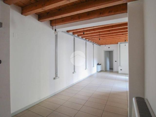 Locale Commerciale in affitto a Treviglio, Lombardia
