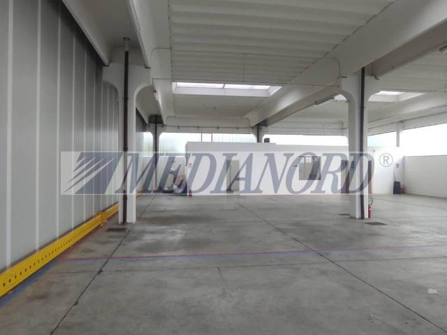 Locale Commerciale in affitto a Treviglio, Lombardia