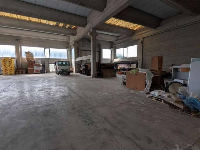 Locale Commerciale in affitto a Treviglio, Lombardia