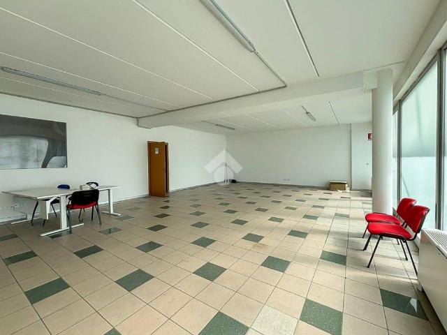 Locale Commerciale in affitto a Curnasco, Treviolo