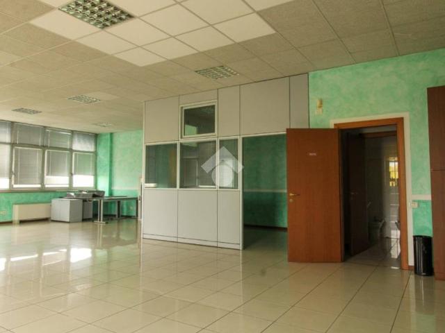 Locale Commerciale in affitto a Roncola, Treviolo