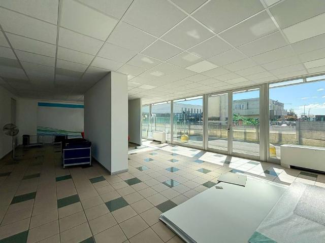 Locale Commerciale in affitto a Roncola, Treviolo