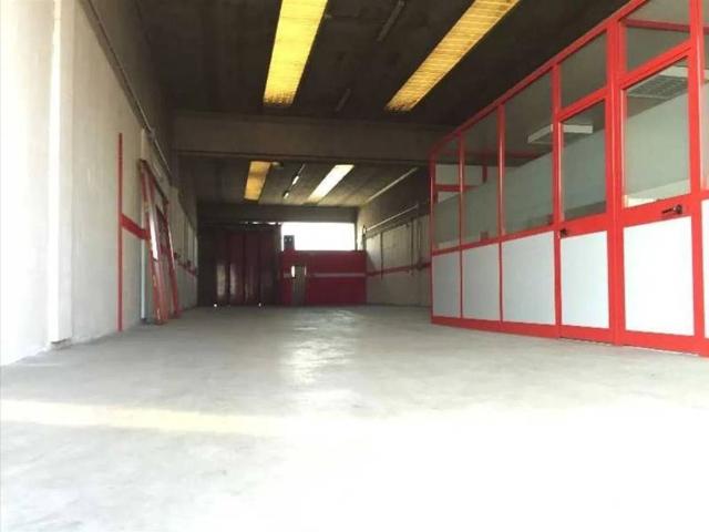 Locale Commerciale in affitto a Curnasco, Treviolo