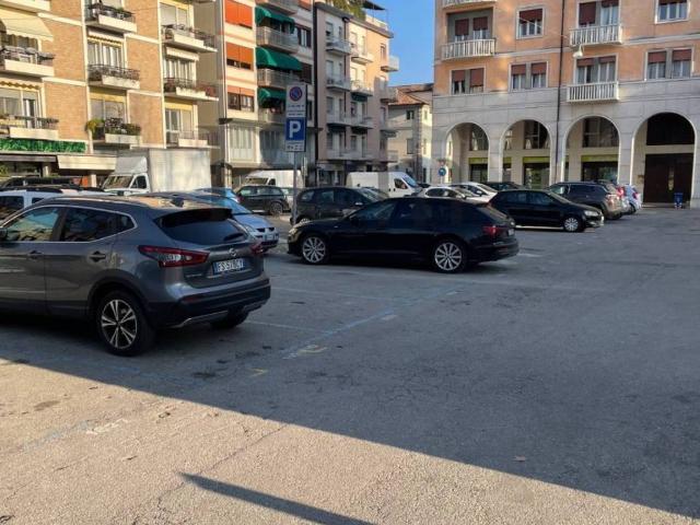 Locale Commerciale in affitto a San Zeno, Treviso