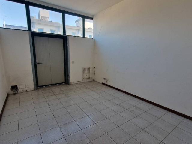 Locale Commerciale in affitto a Paese, Veneto