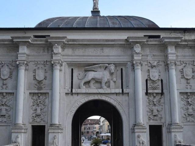Locale Commerciale in affitto a Santa Maria del Rovere, Treviso