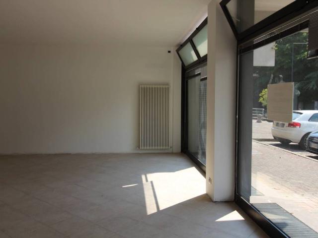 Locale Commerciale in affitto a Santa Maria del Rovere, Treviso