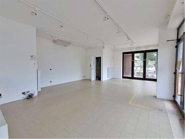Locale Commerciale in affitto a Sant'Angelo, Treviso