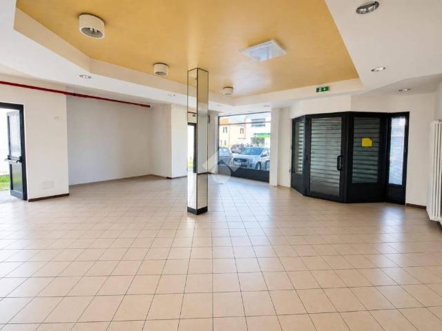 Locale Commerciale in affitto a Treviso, Veneto