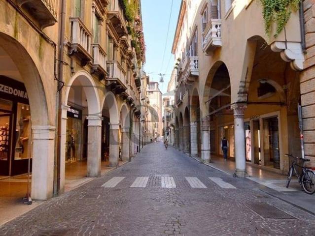 Locale Commerciale in affitto a San Zeno, Treviso