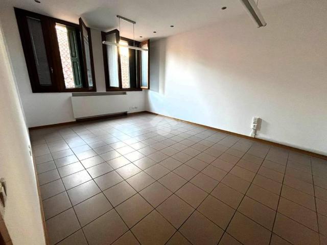 Locale Commerciale in affitto a San Zeno, Treviso