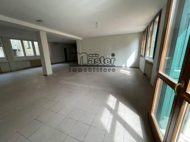 Locale Commerciale in affitto a San Zeno, Treviso