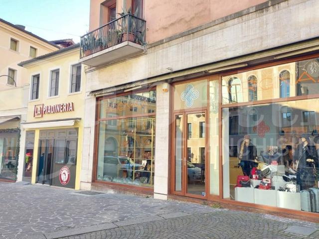 Locale Commerciale in affitto a San Zeno, Treviso