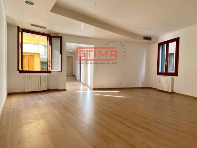 Locale Commerciale in affitto a San Zeno, Treviso