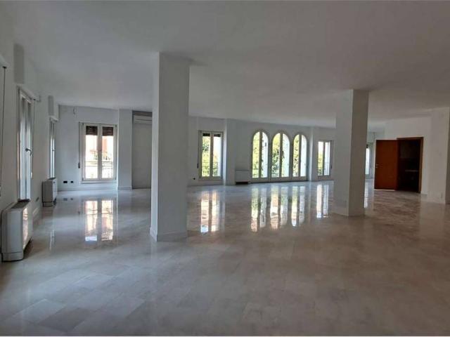 Locale Commerciale in affitto a San Zeno, Treviso