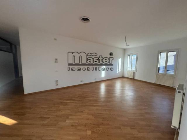 Locale Commerciale in affitto a San Zeno, Treviso