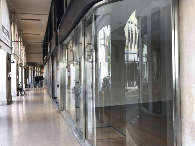 Locale Commerciale in affitto a San Zeno, Treviso