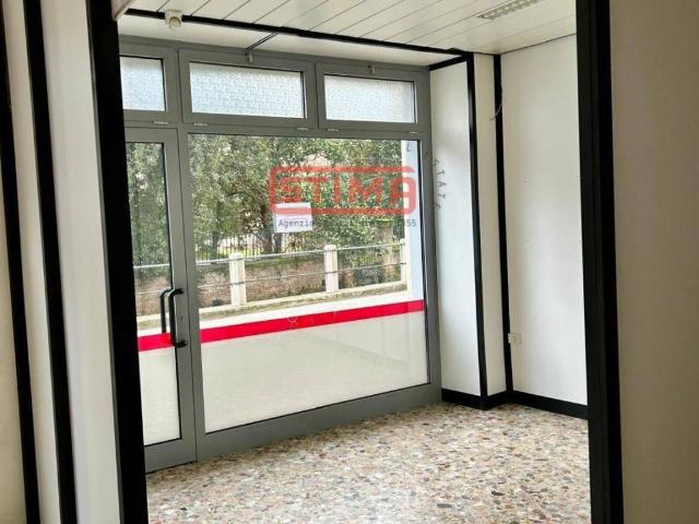 Locale Commerciale in affitto a San Zeno, Treviso