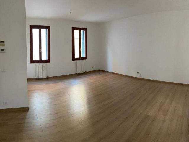Locale Commerciale in affitto a San Zeno, Treviso