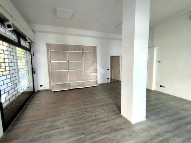 Locale Commerciale in affitto a San Zeno, Treviso