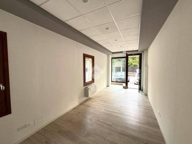 Locale Commerciale in affitto a San Zeno, Treviso
