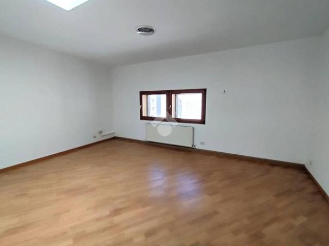 Locale Commerciale in affitto a San Zeno, Treviso