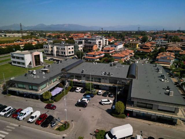 Locale Commerciale in affitto a Trezzano Rosa, Lombardia