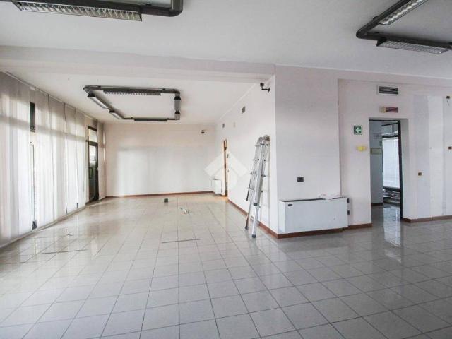 Locale Commerciale in affitto a Trezzano Rosa, Lombardia