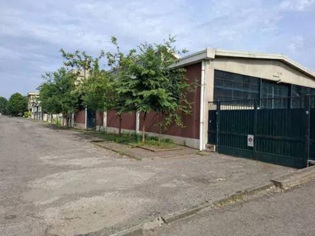 Locale Commerciale in affitto a Quartiere Morona, Trezzano sul Naviglio