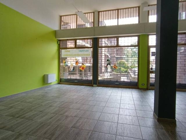 Locale Commerciale in affitto a Baracche, Trezzo Sull'adda