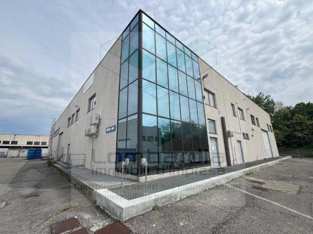 Locale Commerciale in affitto a Trezzo Sull'adda, Lombardia