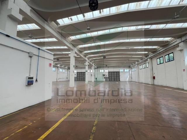 Locale Commerciale in affitto a Trezzo Sull'adda, Lombardia