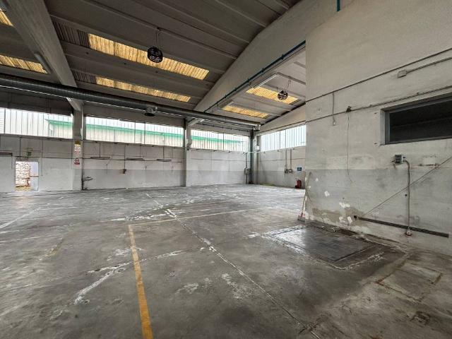 Locale Commerciale in affitto a Trezzo Sull'adda, Lombardia