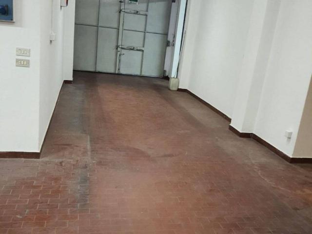 Locale Commerciale in affitto a Baracche, Trezzo Sull'adda