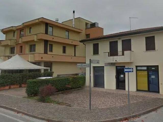 Locale Commerciale in affitto a Tribano, Padova