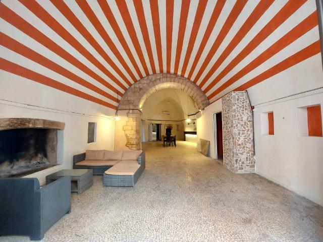 Locale Commerciale in affitto a Puglia, Lecce