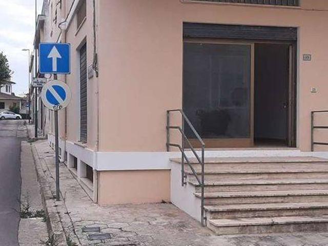 Locale Commerciale in affitto a Puglia, Lecce