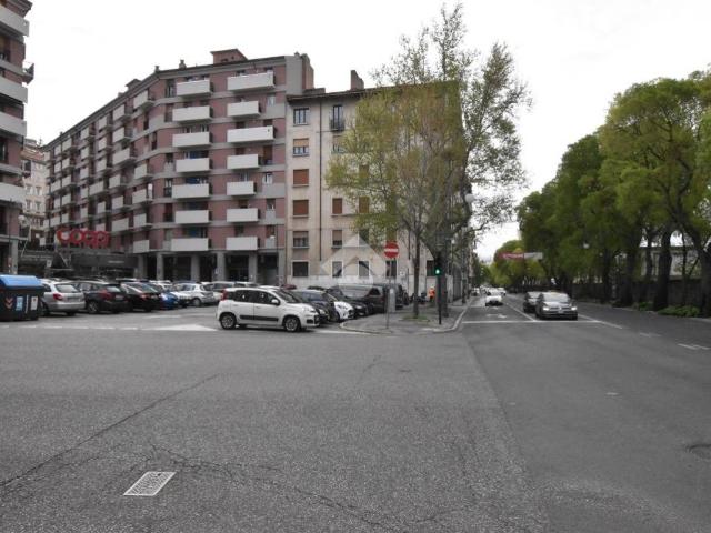 Locale Commerciale in affitto a Roiano / Rojan, Trieste