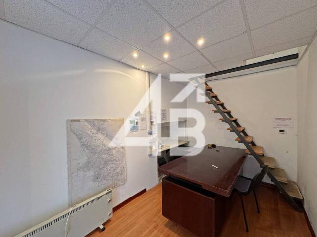 Locale Commerciale in affitto a Barriera Vecchia-San Giacomo, Villa Opicina