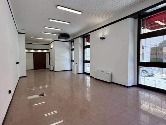 Locale Commerciale in affitto a Barriera Vecchia-San Giacomo, Villa Opicina