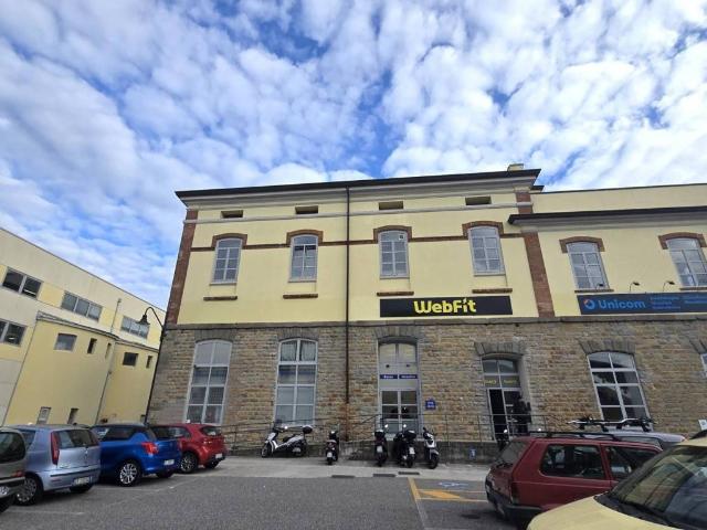 Locale Commerciale in affitto a Servola-Chiarbola-Valmaura-Borgo San Sergio, Villa Opicina