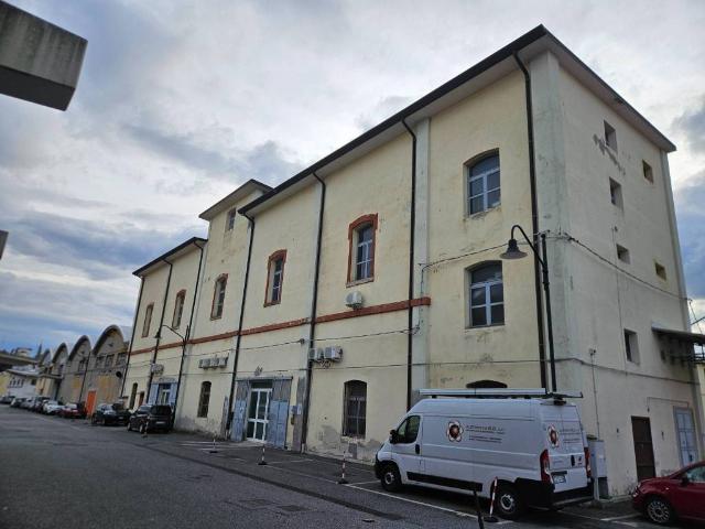 Locale Commerciale in affitto a Servola-Chiarbola-Valmaura-Borgo San Sergio, Villa Opicina