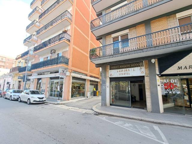 Locale Commerciale in affitto a Puglia, Bari