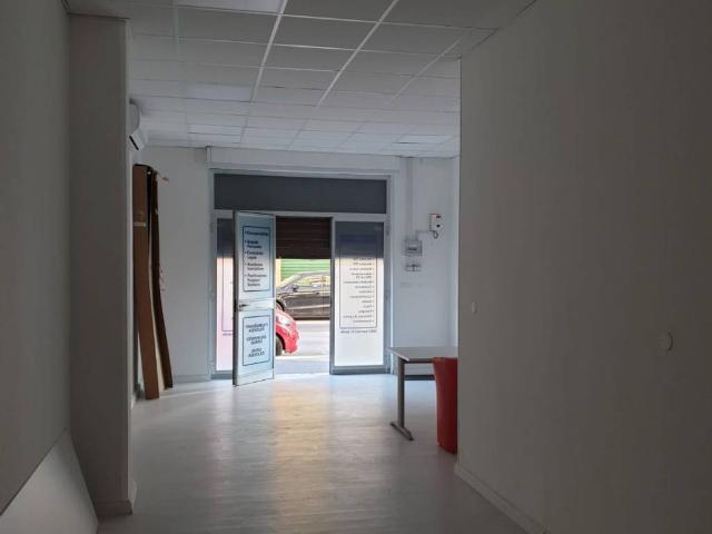 Locale Commerciale in affitto a Puglia, Bari